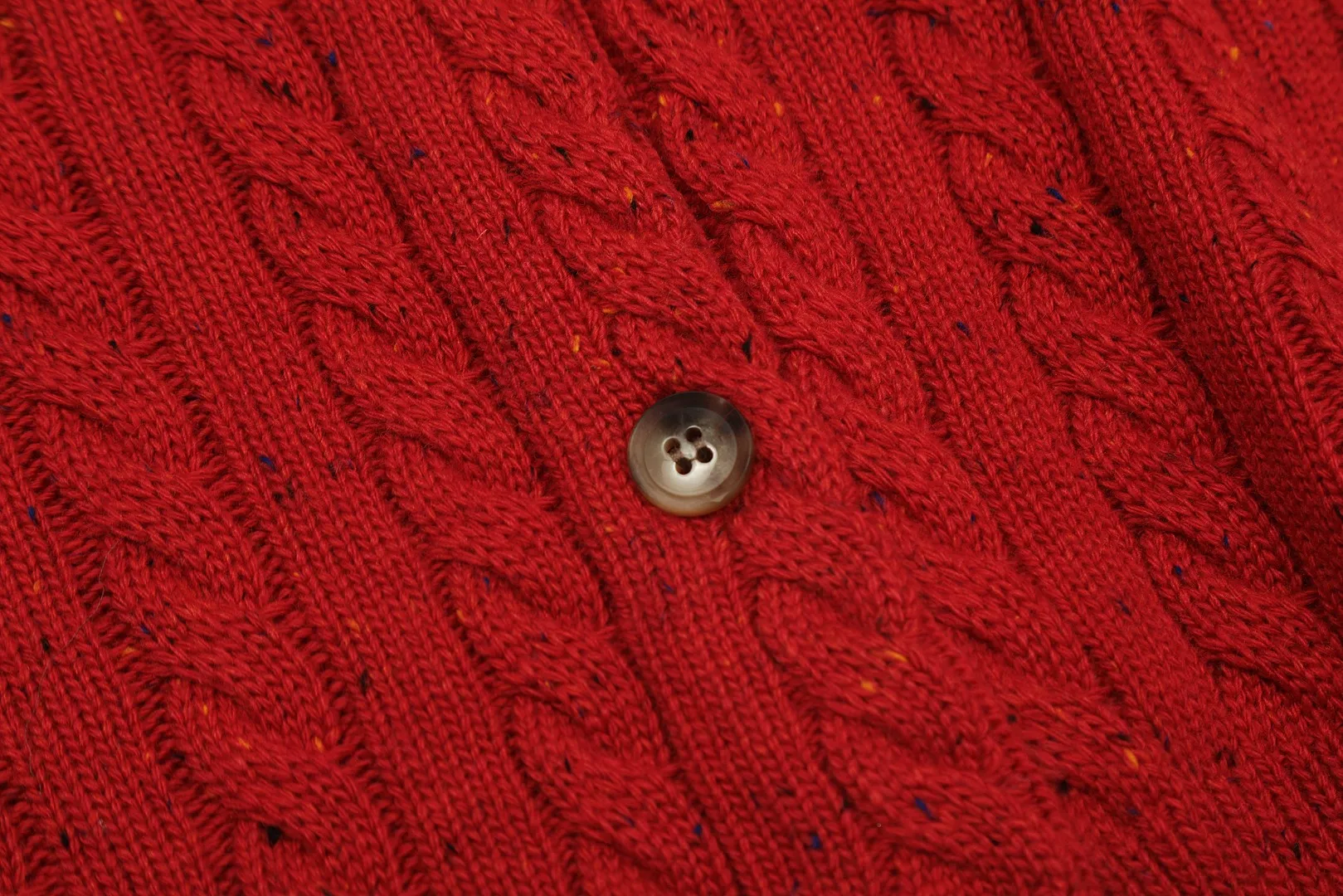 🅿️230 "Top quality" Style number: DS018# [Ralph Lauren wool blend pony embroidered logo twist knitted cardigan] ✅Ralph Lauren gradient multi-color dot versatile knitted cardigan jacket for all seasons ✅15% Merino cotton wool 85% wool blend Customized laser buttons Clean and clear texture ✅ZP quality 1:1 pattern making Scan the code to enter the GF website Counter quality ✅Details and quality are the only one in Guangzhou. Imported quality wool. Focus on high-end. Cost-effective. Needless to say good quality. ✅Restore the original version. The maximum size can be worn up to 150 pounds. Loose, comfortable and stress-free. ✅The upper body is simple and easy to wear. A must-have for goddess ootd. Good-looking clothes are never picky. A must-have in the goddess's wardrobe. Size: S-L. Color: Navy blue, light blue, off-white, leather pink, Christmas red.